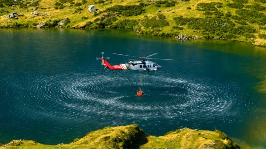 Víkendový výběr: Český jestřáb nasazen. Tuzemský Black Hawk letí na pomoc s ohněm ve Francii