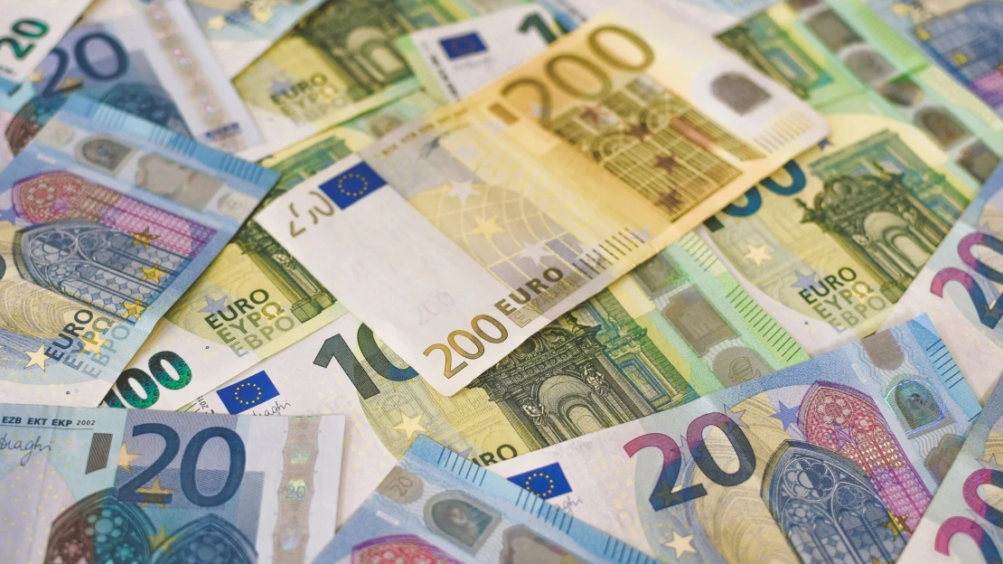Je v&nbsp;krizi lepší vlastní měna, nebo euro? Shrnujeme aktuální data ze zemí V4