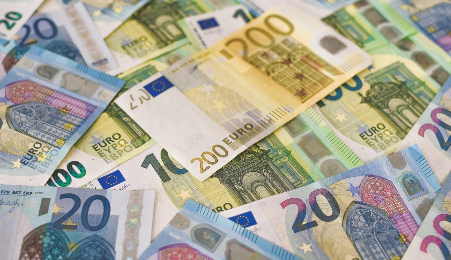 Je v&nbsp;krizi lepší vlastní měna, nebo euro? Shrnujeme aktuální data ze zemí V4