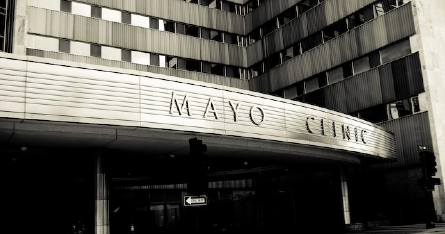 Žádný nespolehlivý chatbot. Jak prestižní Mayo Clinic přísně testuje lékařskou AI