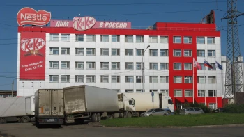 Čokoláda, granule i banky. Tyhle firmy z Ruska neodešly a dál tam platí daně