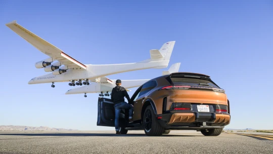 Ranní výběr: Kouzelníci v&nbsp;Porsche, hladová FIFA a&nbsp;Pražský hrad bez cetek