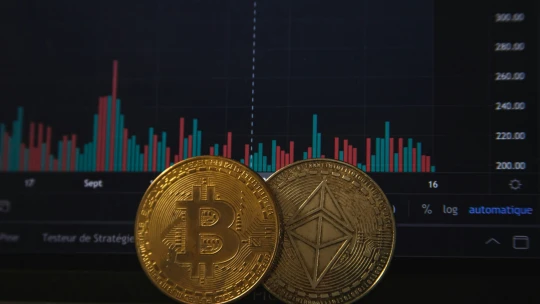 Chaos na kryptotrzích začíná. Tisíce firem ztratily přístup na evropský trh