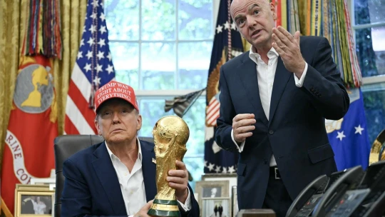Karma je mrcha. Svět baví fotbalová horečka a&nbsp;tvrdá facka Trumpovi