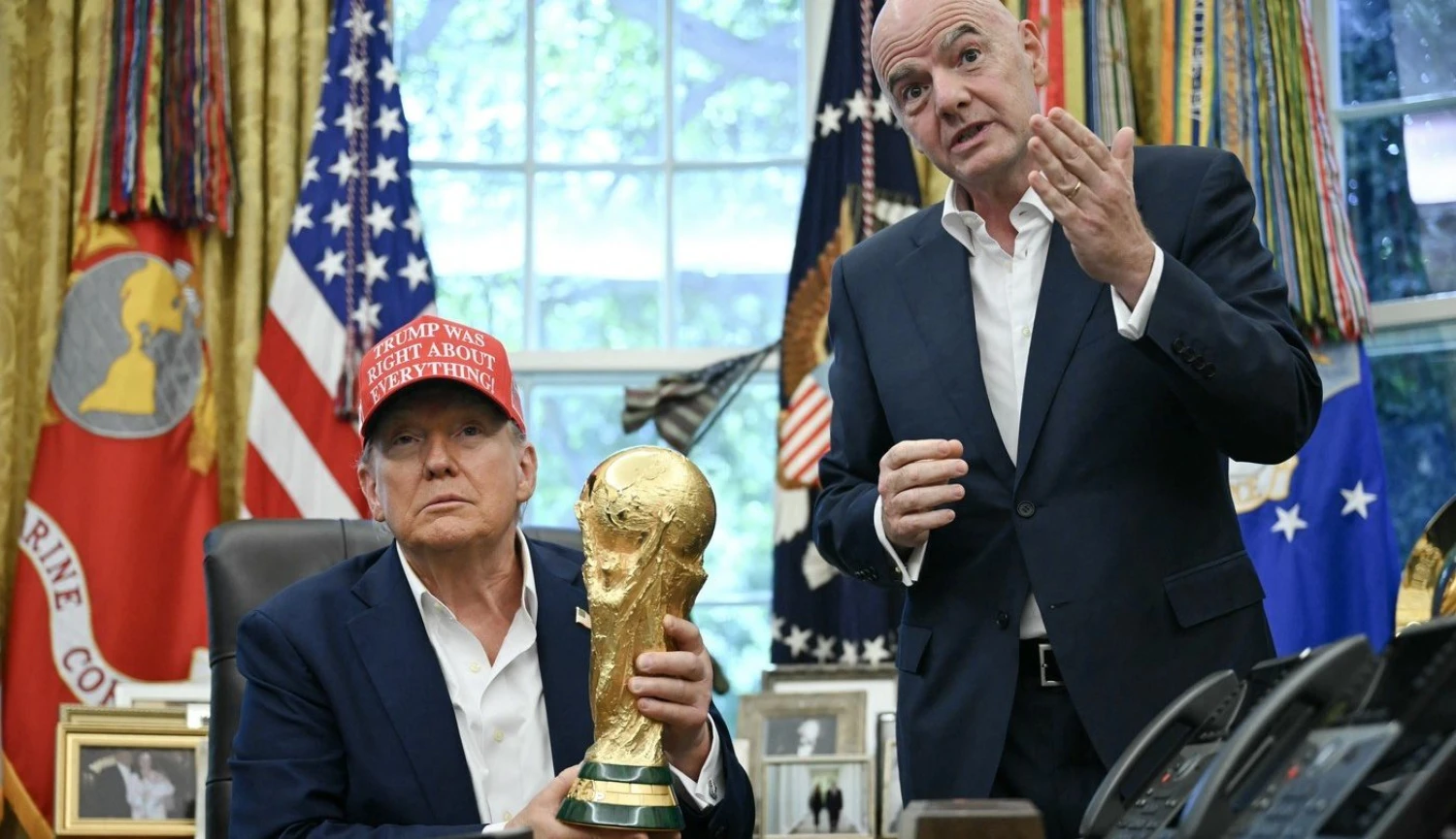 Karma je mrcha. Svět baví fotbalová horečka a&nbsp;tvrdá facka Trumpovi