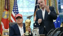 Karma je mrcha. Svět baví fotbalová horečka a&nbsp;tvrdá facka Trumpovi