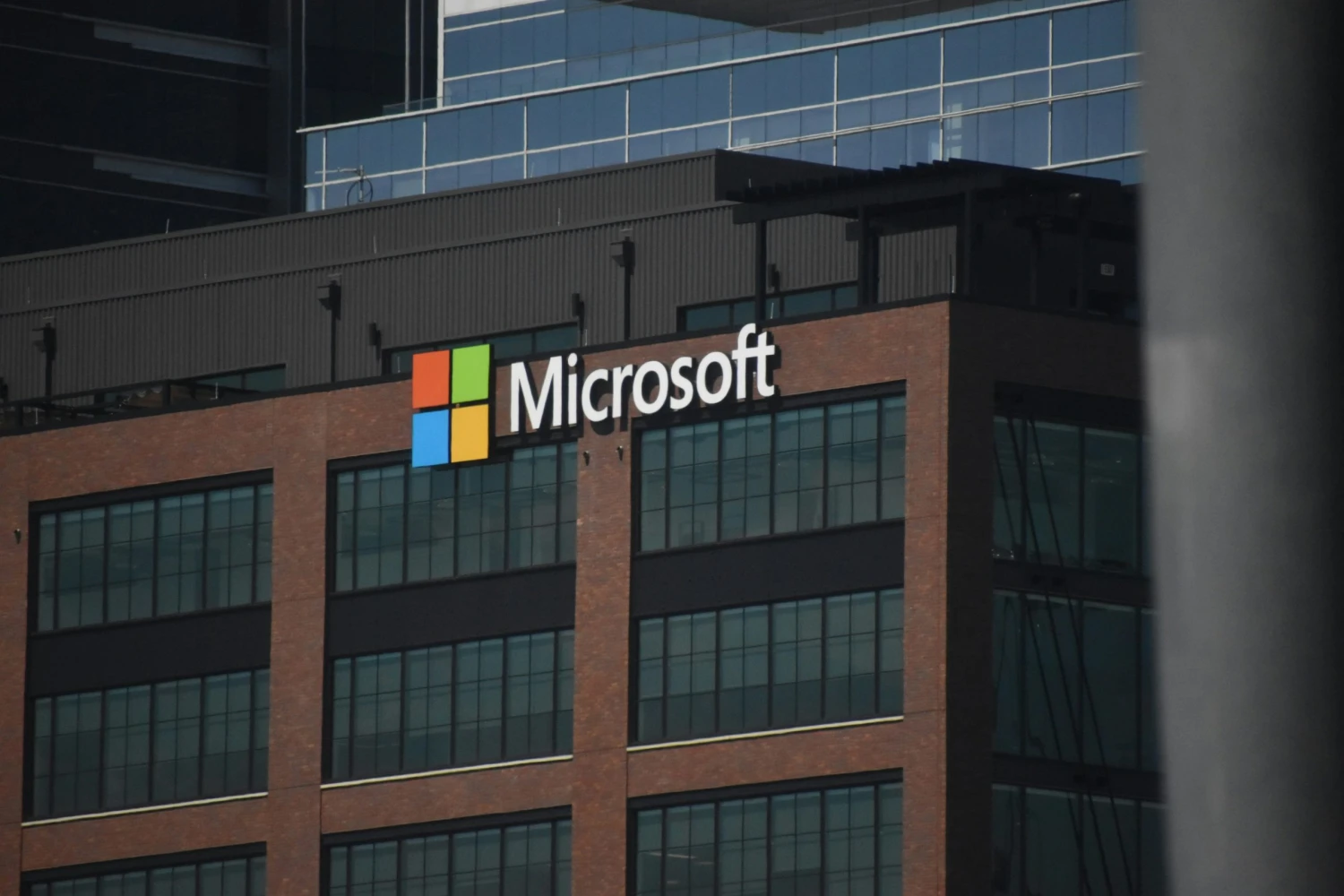 Druhé zeštíhlování za rok. Microsoft opustí 4800 lidí, nejvíc to odnese Xbox