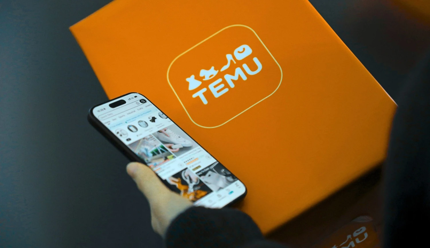 Začalo platit nové clo na balíčky z Číny. O kolik zdraží nákupy z Temu či&nbsp;Sheinu?