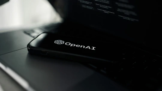 OpenAI chce dobýt domácnosti. Chystá vlastní chytré zařízení s&nbsp;ChatGPT