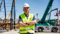 Král Mirakula předává žezlo. U&nbsp;Milovic mezitím staví horskou dráhu za stamiliony