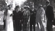 Uli čili Royce. Rosenbaum měl palác na Národní třídě, v USA šil pro první dámy
