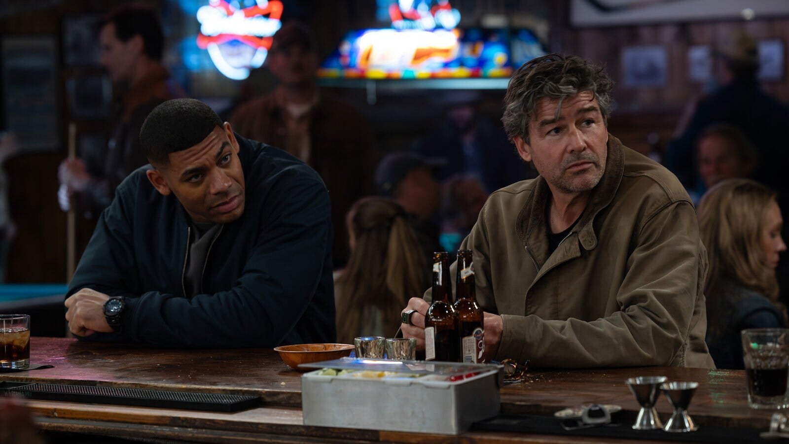 Aaron Pierre (vlevo) a Kyle Chandler v seriálu Lanterns