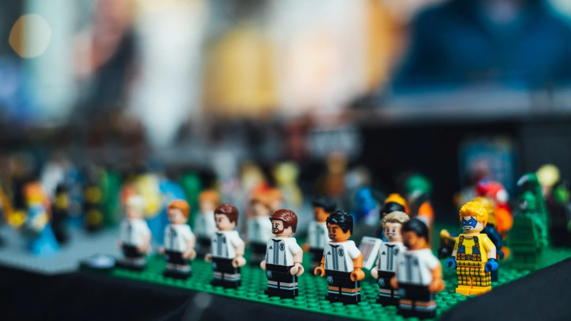 Lego letos prodalo o&nbsp;pětinu víc kostiček. Zabraly fotbalové sety, formule&nbsp;1 i Pokémoni
