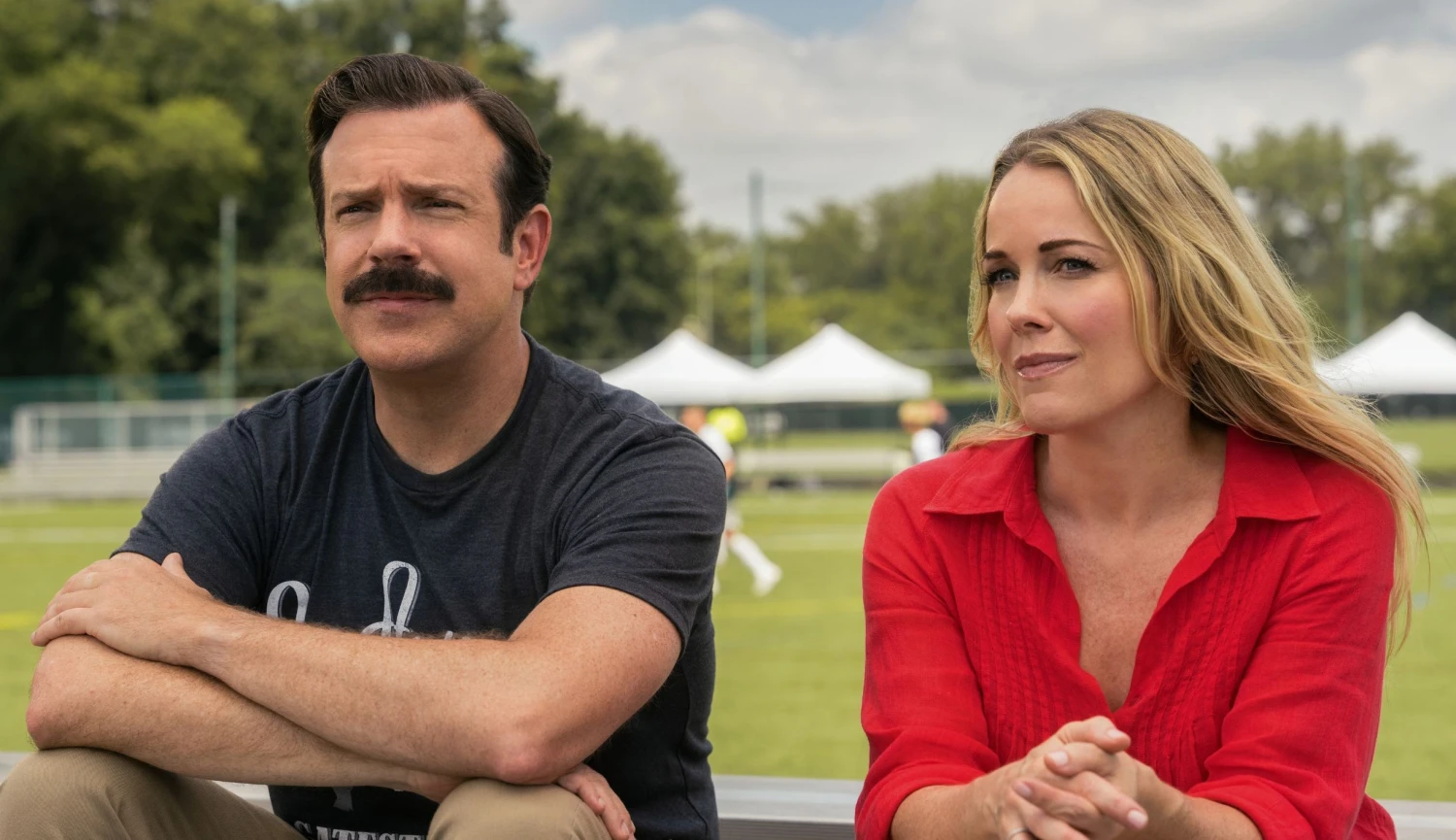 Na co koukat o&nbsp;víkendu? Vrací se Ted Lasso i&nbsp;hvězdný seriál o&nbsp;speciální jednotce