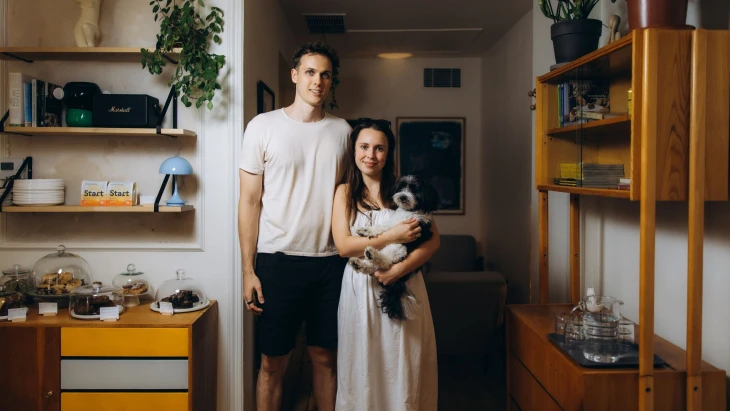 Jako když přijdou kamarádi. Mladý pár otevřel kavárnu, která připomíná obývák