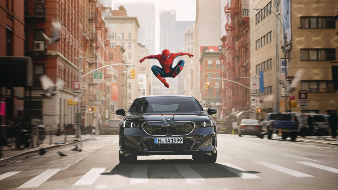 Nastartujete a&nbsp;naskočí Spider-Man. BMW doručilo řidičům do aut nechtěnou reklamu