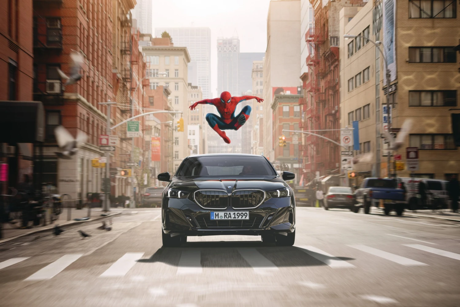 Nastartujete a&nbsp;naskočí Spider-Man. BMW doručilo řidičům do aut nechtěnou reklamu
