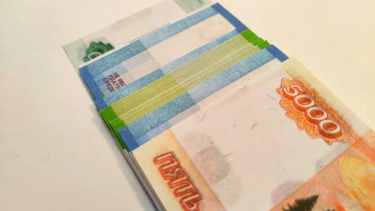 Rusové vybírají miliardy z&nbsp;bank. Bojí se zásahu Kremlu