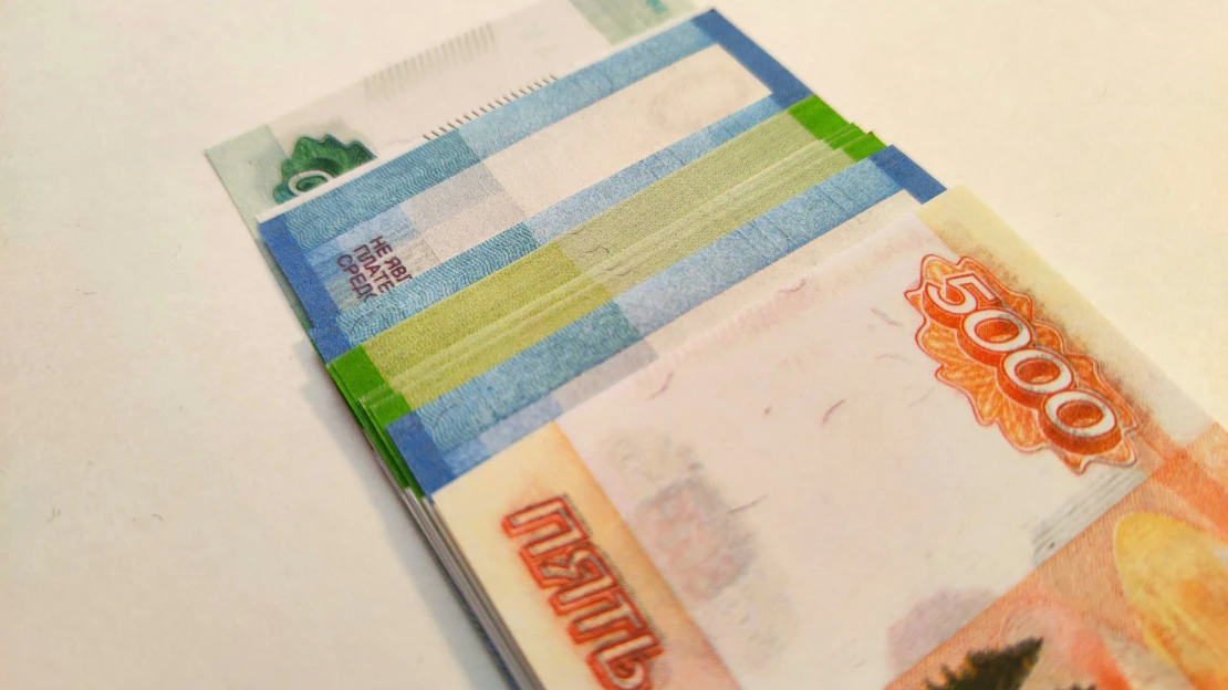 Rusové vybírají miliardy z&nbsp;bank. Bojí se zásahu Kremlu