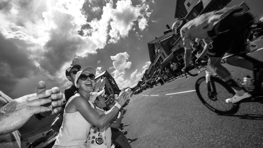 Tváře, gesta, emoce. Fotograf Tomáš Třeštík zvěčnil Tour de France v&nbsp;černobílé
