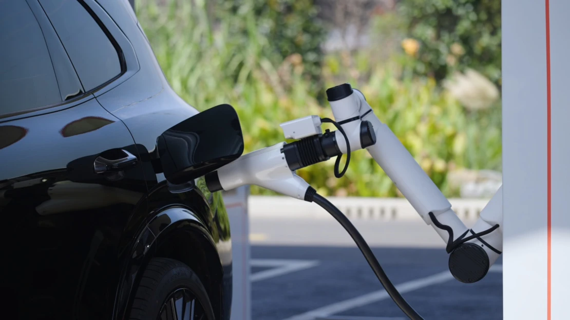 Čína zrychluje nabíjení elektromobilů. Geely slibuje 70 procent za čtyři a&nbsp;půl minuty