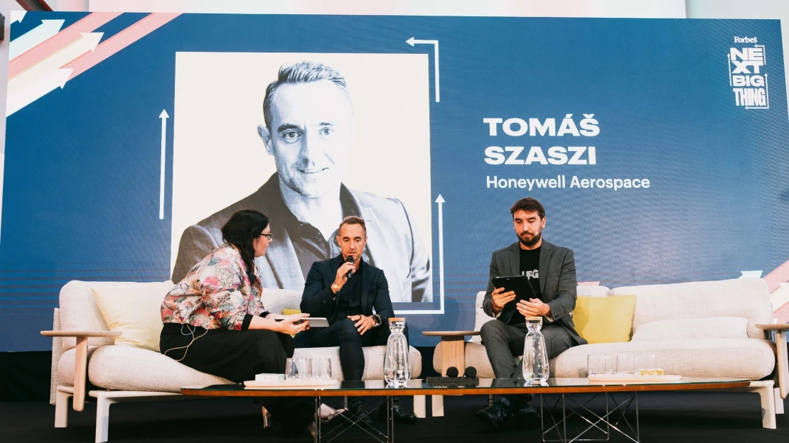 Pilot, stíhačka a&nbsp;hejno autonomních letounů. Tak se mění budoucnost letectví