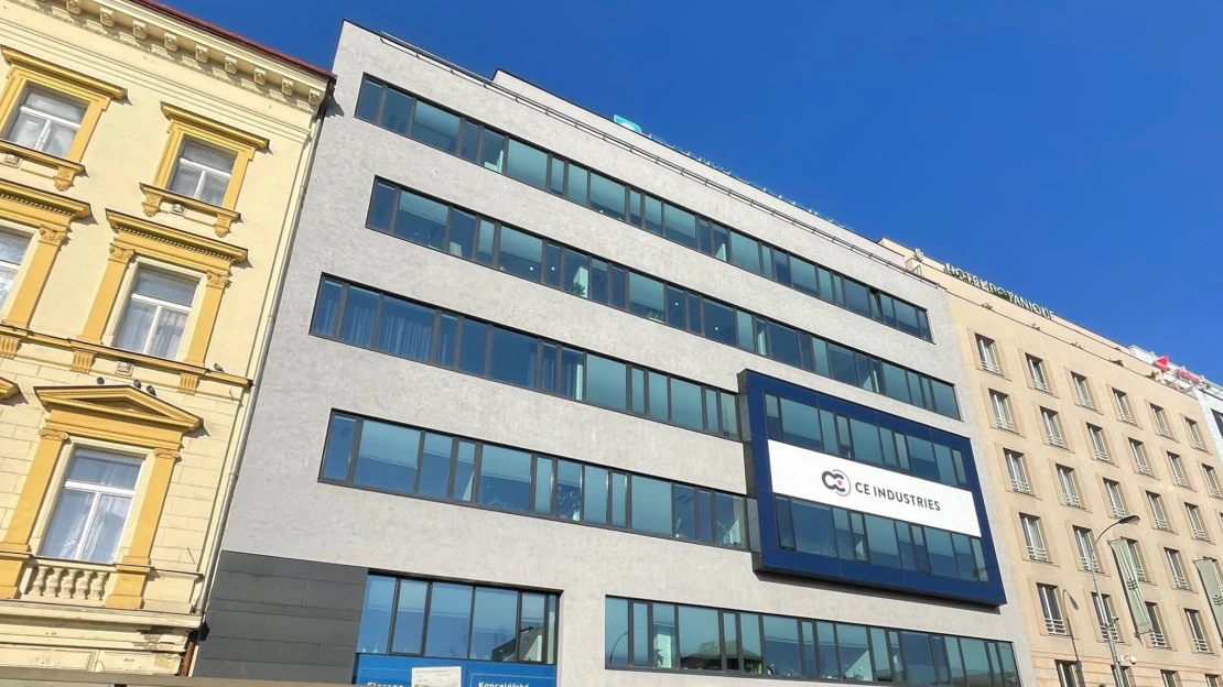 Vrtulníky a&nbsp;vagony. Fond Jaroslava Strnada vybral v&nbsp;prvním kole 3,6 miliardy korun