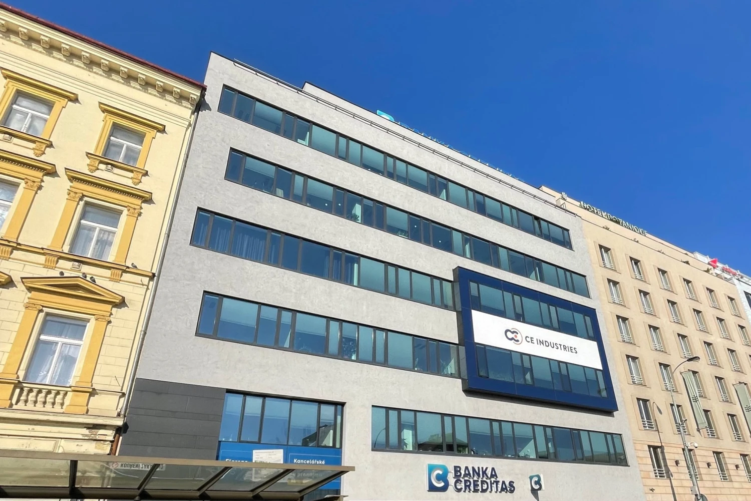 Vrtulníky a&nbsp;vagony. Fond Jaroslava Strnada vybral v&nbsp;prvním kole 3,6 miliardy korun