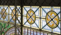 Průmyslový palác září pěti tisíci vitráží. I díky práci novoborských sklářů