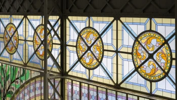 Průmyslový palác září pěti tisíci vitráží. I díky práci novoborských sklářů