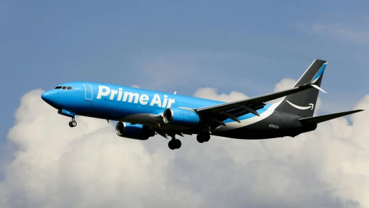 Tragédie v&nbsp;Miami. Boeing pro Amazon přejel ranvej a&nbsp;smetl auta na zemi