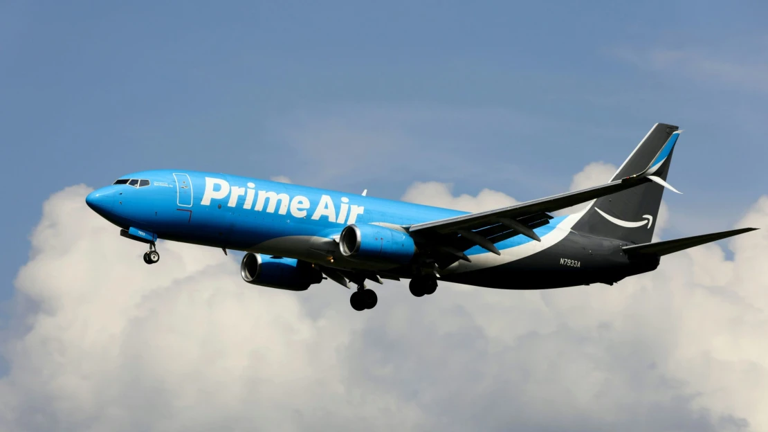 Tragédie v&nbsp;Miami. Boeing pro Amazon přejel ranvej a&nbsp;smetl auta na zemi