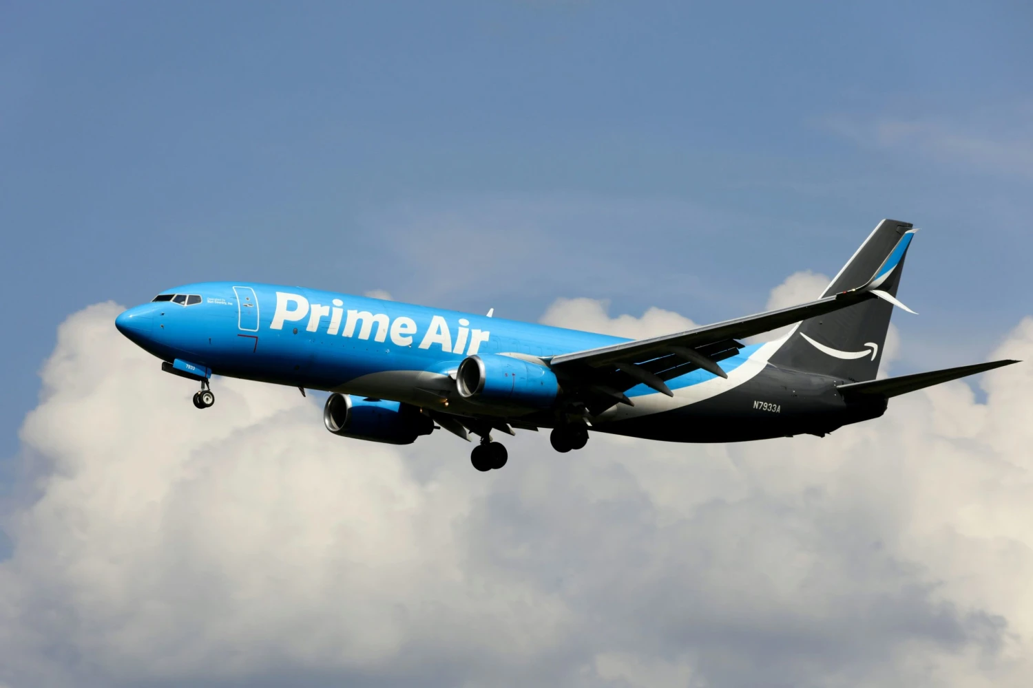 Tragédie v&nbsp;Miami. Boeing pro Amazon přejel ranvej a&nbsp;smetl auta na zemi
