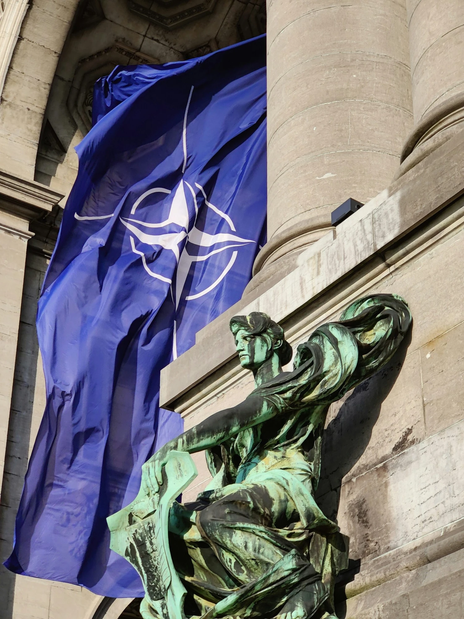 Aliance je připravena rychle přejít do válečného stavu, řekl generál NATO