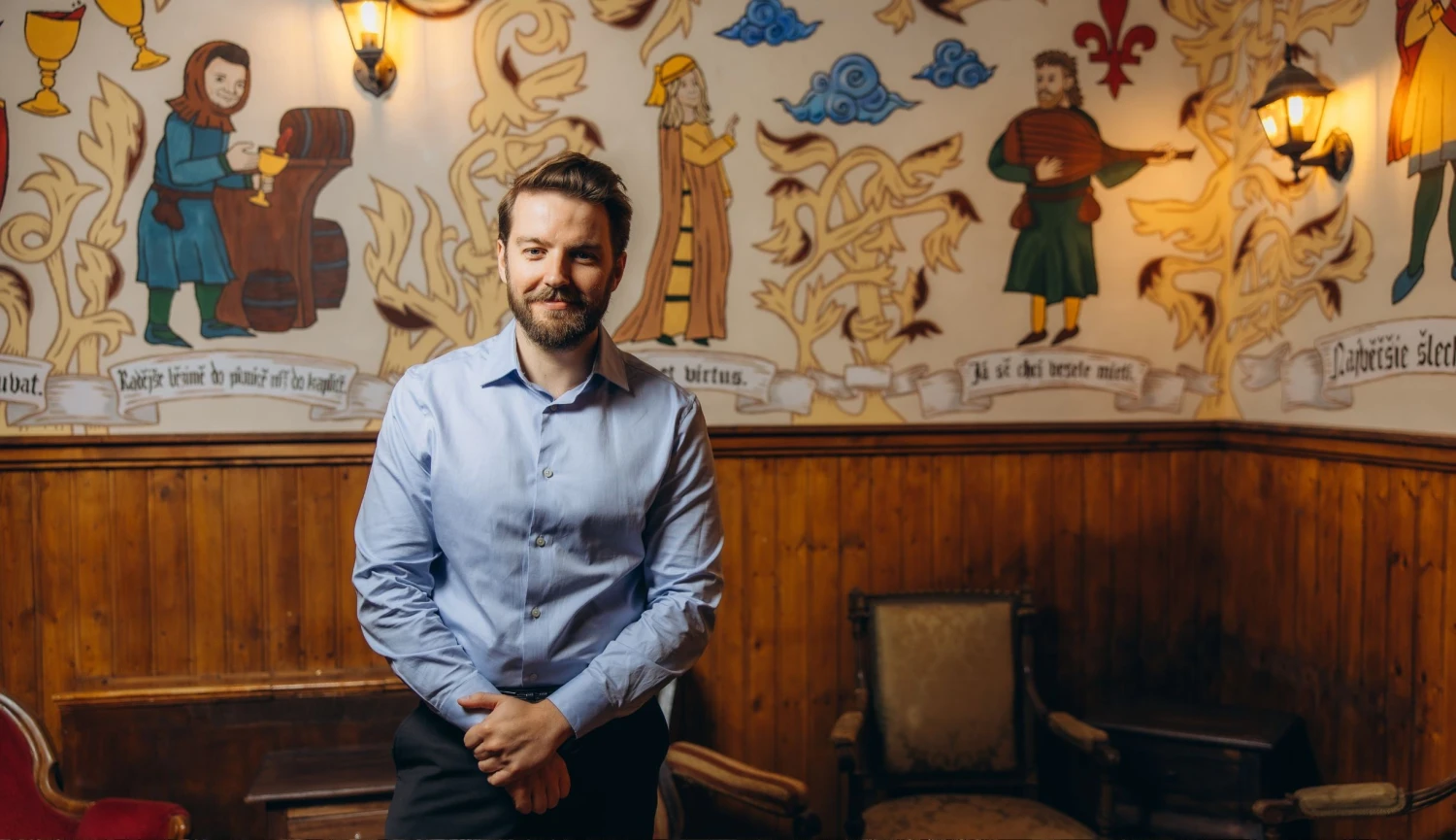 Meče, tapiserie a&nbsp;plzeň. Herec z&nbsp;Kingdom Come si otevřel v&nbsp;Praze unikátní hospodu