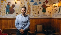Meče, tapiserie a&nbsp;plzeň. Herec z&nbsp;Kingdom Come si otevřel v&nbsp;Praze unikátní hospodu