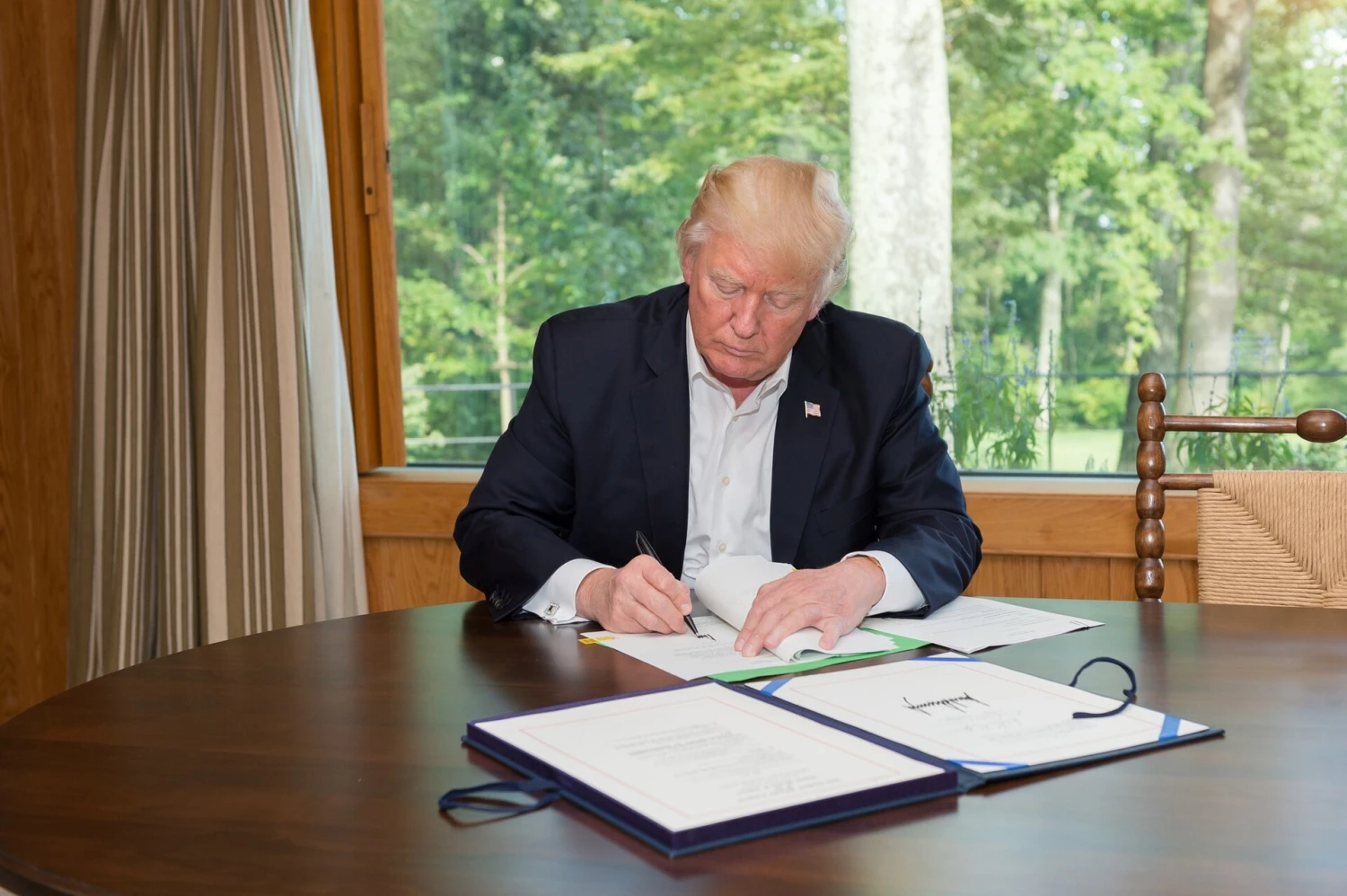 Týden v&nbsp;Trumpově Americe: Trump řešil ceny energií, AI i&nbsp;blížící se volby