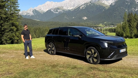 Manažerská limuzína, nebo elektrický pohřebák? Za volantem obří Škody Peaq