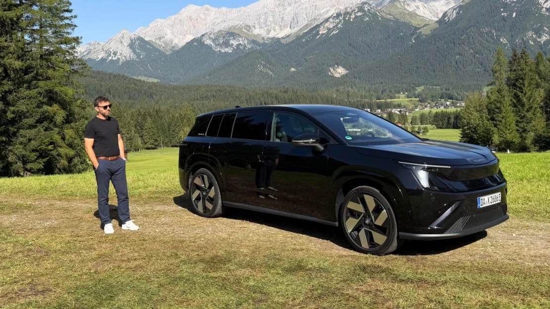 Manažerská limuzína, nebo elektrický pohřebák? Za volantem obří Škody Peaq