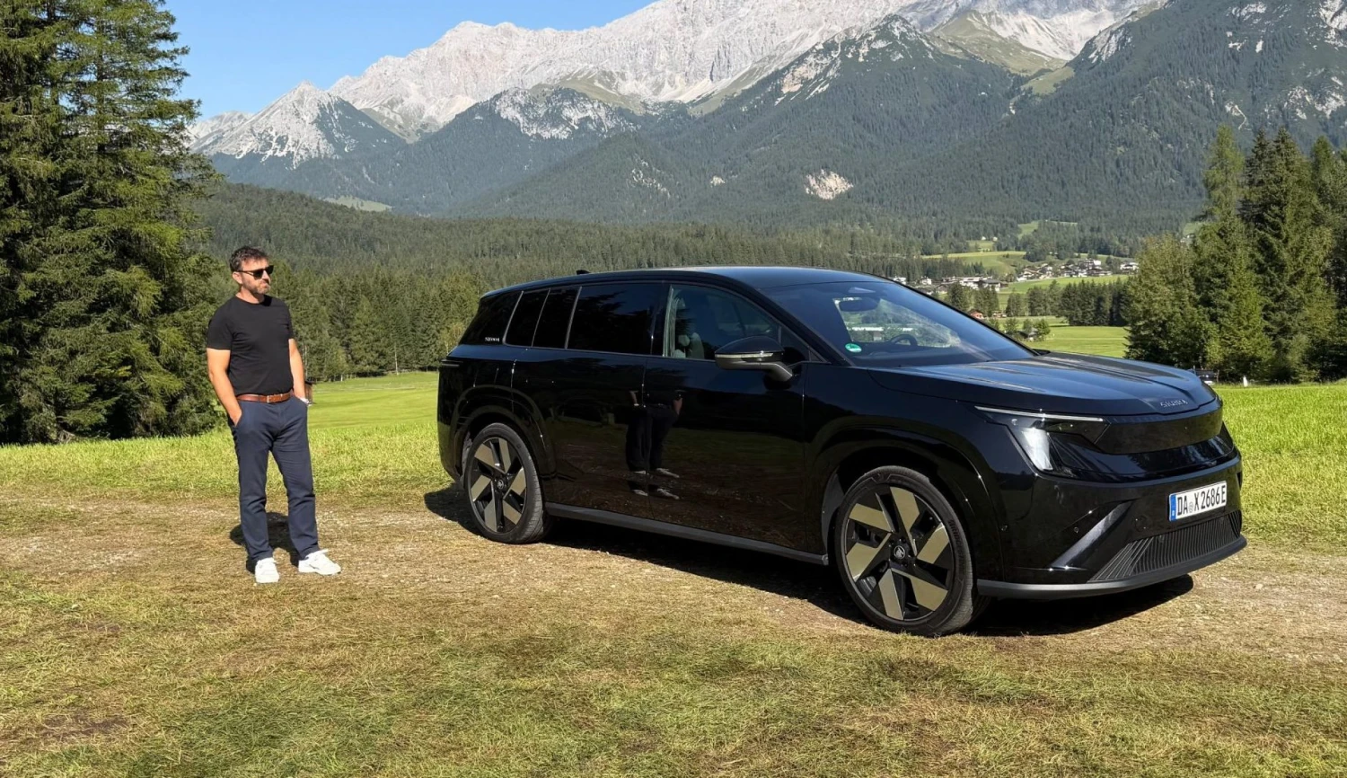 Manažerská limuzína, nebo elektrický pohřebák? Za volantem obří Škody Peaq