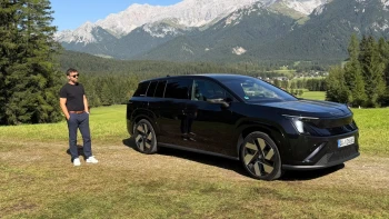 Manažerská limuzína, nebo elektrický pohřebák? Za volantem obří Škody Peaq