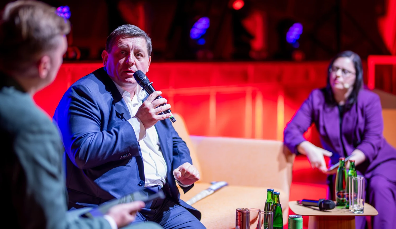 Umělou inteligenci musejí umět používat běžní úředníci, říká šéf českého Microsoftu