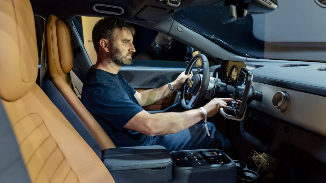 První dojmy z&nbsp;elektrického Ferrari Luce? Snažíte se ho pochopit a&nbsp;zatím to moc nejde