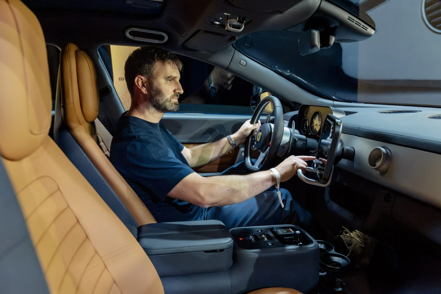 První dojmy z&nbsp;elektrického Ferrari Luce? Snažíte se ho pochopit a&nbsp;zatím to moc nejde
