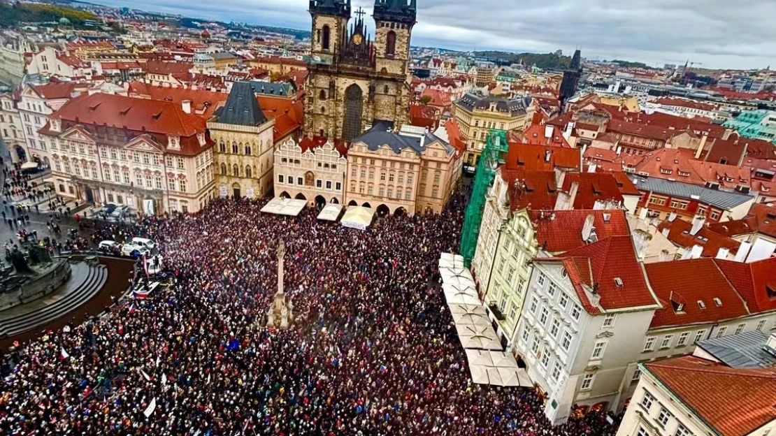 Staroměstské náměstí zaplnili demonstranti. Protestují proti změnám ve financování médií