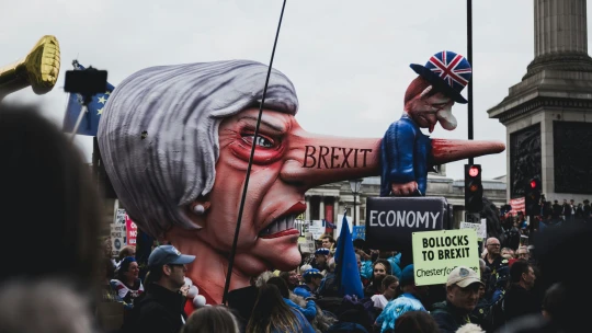 Ranní výběr: O&nbsp;konci brexitových příkopů i začátku osobních půjček přes Revolut