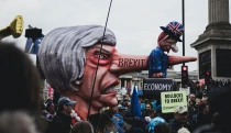 Ranní výběr: O&nbsp;konci brexitových příkopů i začátku osobních půjček přes Revolut