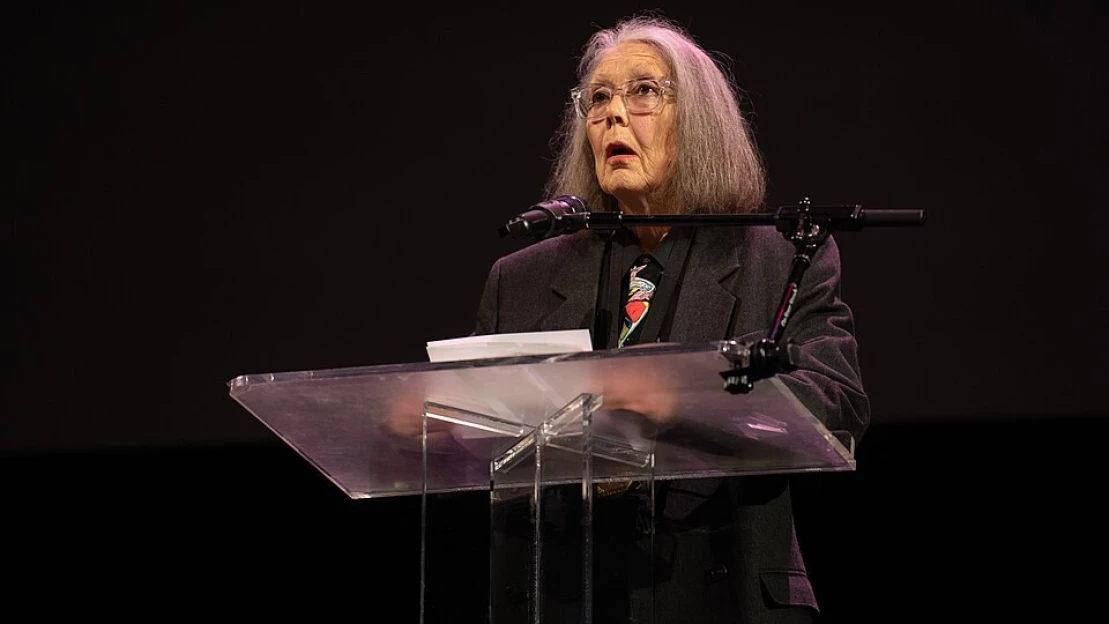Nobelovu cenu za literaturu získala Anne Carson. Ve své tvorbě spojuje antiku se současností
