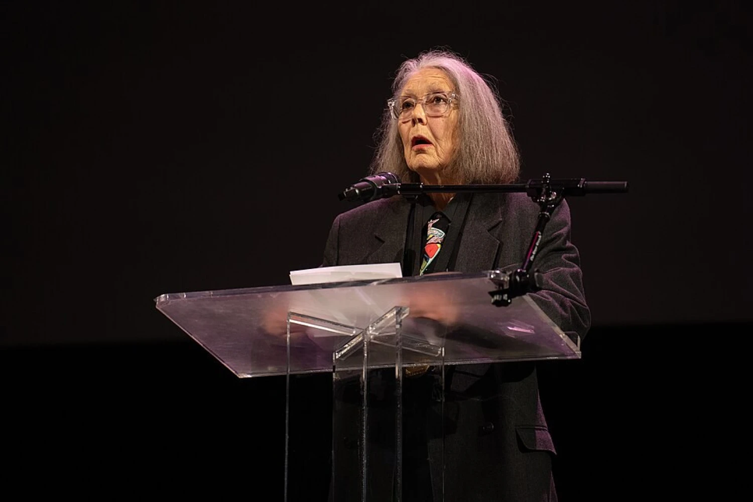 Nobelovu cenu za literaturu získala Anne Carson. Ve své tvorbě spojuje antiku se současností