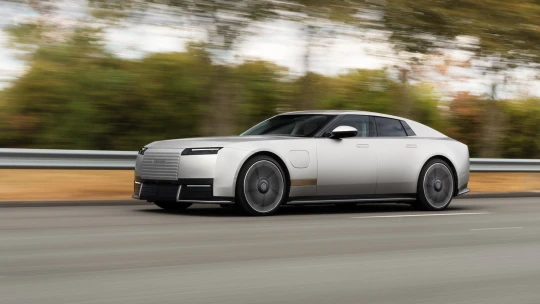 Tohle je on! Kontroverzní elektrický Jaguar Type 01 se světu ukázal v&nbsp;New Yorku